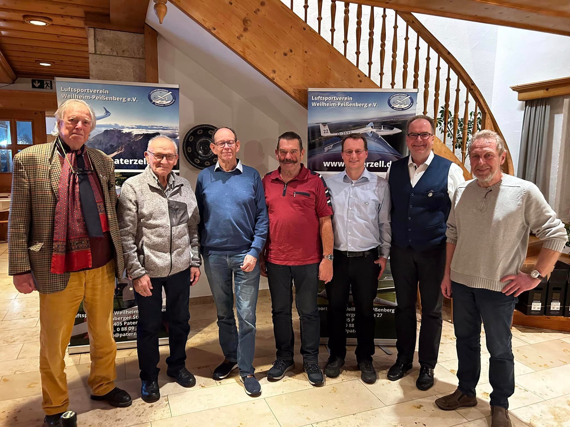 Auf dem Bild von Links:Manfred Schiffer, Bernhard Resch, Rudi Weidenauer, Peter Feigl, Sven Richter sowie Martin Pape und Dr. Herwig Jansen.