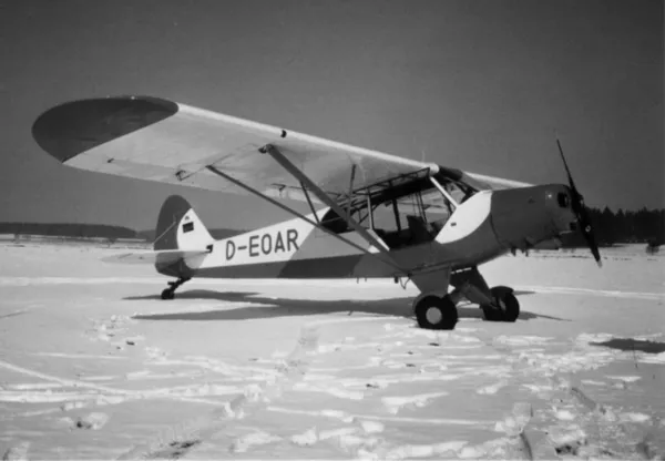 Neuer Doppelsitzer und Schleppflugzeug Piper PA-18